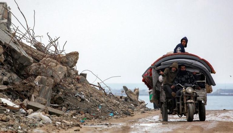 نازحون في غزة وسط مبان مدمرة