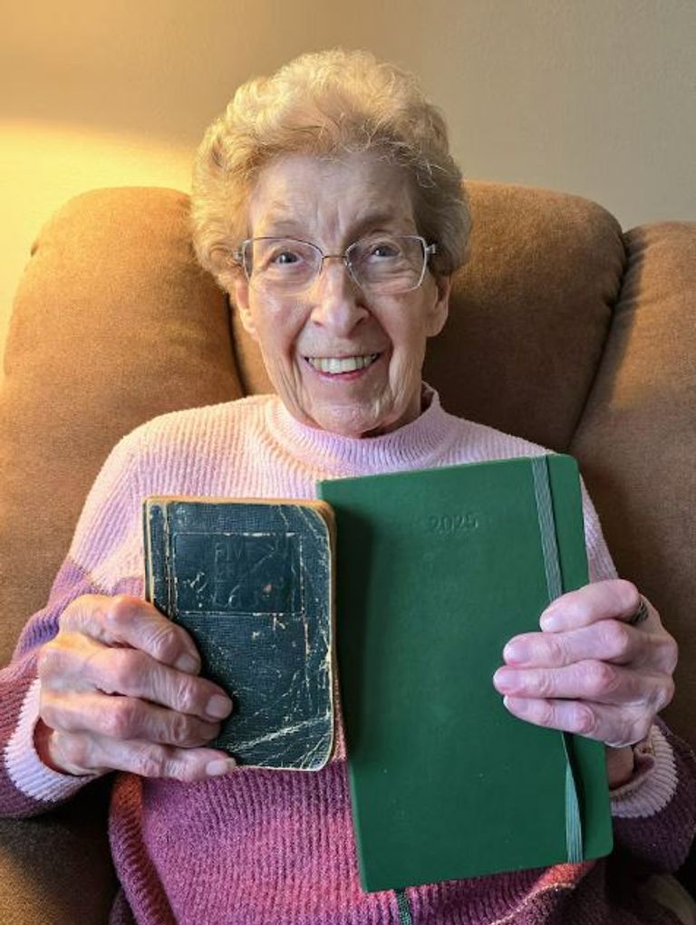 إيفي ريسكي مع دفتر مذكراتها