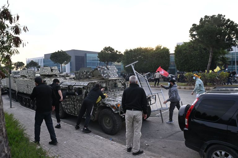 اشتباكات بين الجيش اللبناني ومناصرين لحزب الله على طريق مطار بيروت