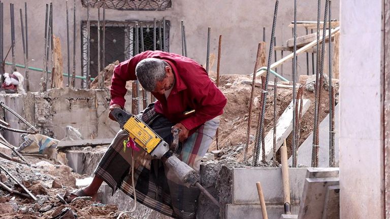 عمال «اليومية» في اليمن