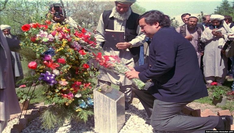 كارتر يواسي زوجة دوبس