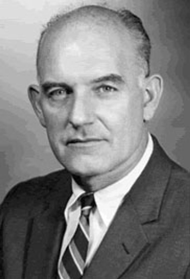 كارتر يواسي زوجة دوبس