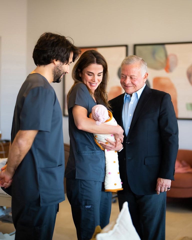 تفاصيل استقبال الملكة رانيا لحفيدتها أمينة تفاصيل استقبال الملكة رانيا لحفيدتها أمينة