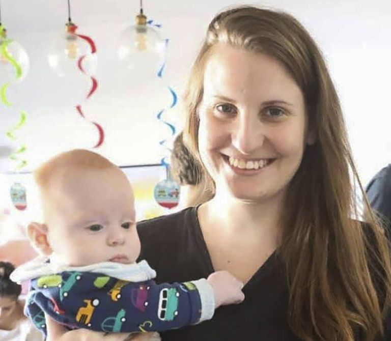 الطفل أرييل يظهر في فيديو خلف احتجاج لعائلات الرهائن في تل أبيب