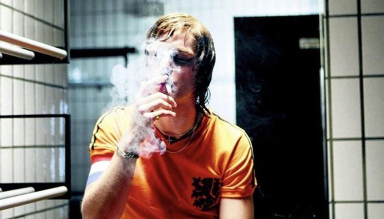 177-175950-messi-johan-cruyff-legends-smoking_700x400.jpg