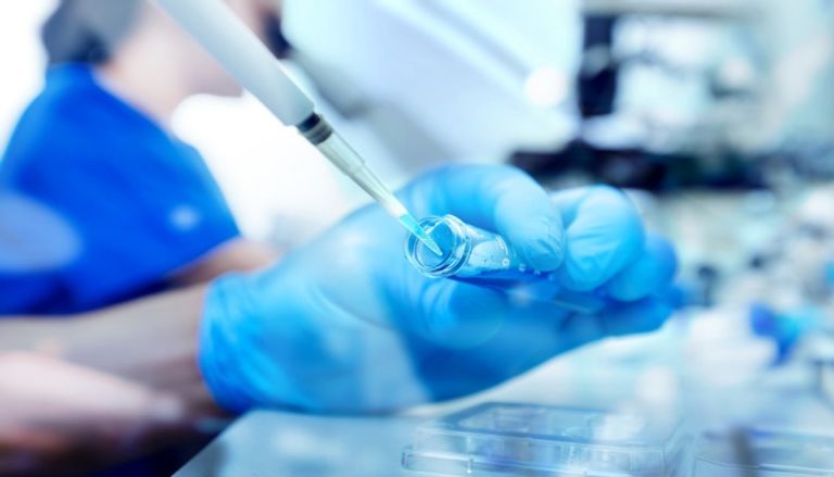 امرأة تقاضي عيادة إخصاب بعد زرع الجنين الخطأ