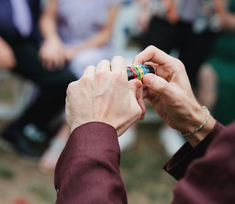 عروس تفاجئ عريسها بتحدي «غرفة الهروب»