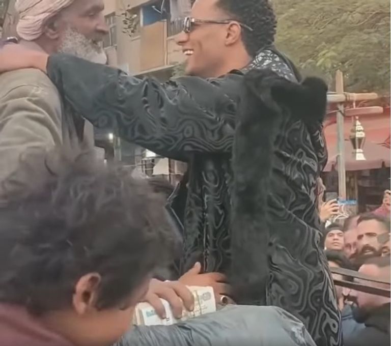 محمد رمضان يفاجئ جمهوره بالجوائز المالية محمد رمضان يفاجئ جمهوره بالجوائز المالية