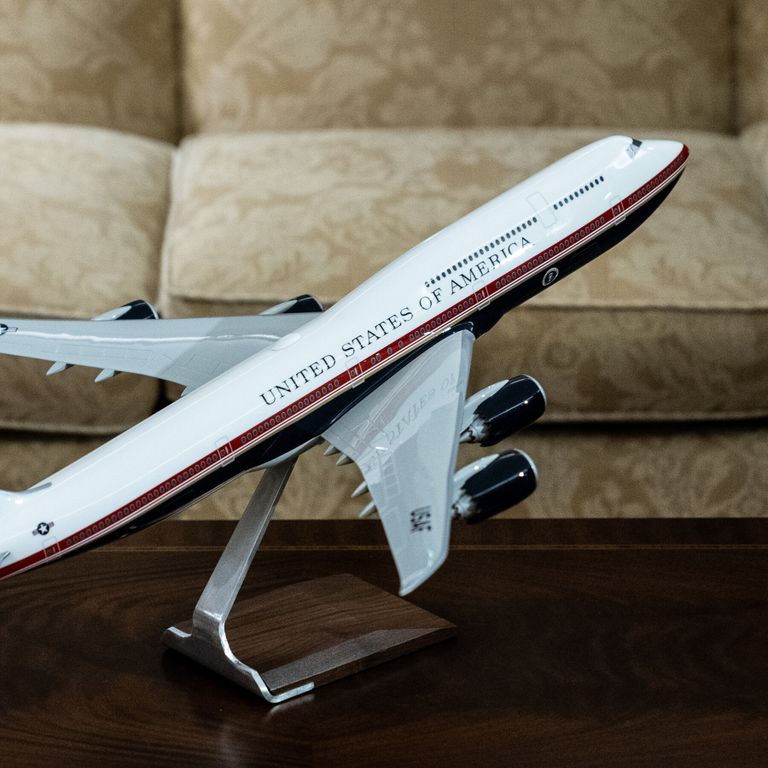 دونالد ترامب خلال مغادرته لطائرة الرئاسة