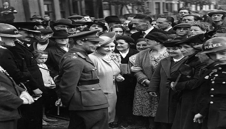 الملك جورج السادس والملكة الأم يتفقدان الأضرار عقب غارة جوية