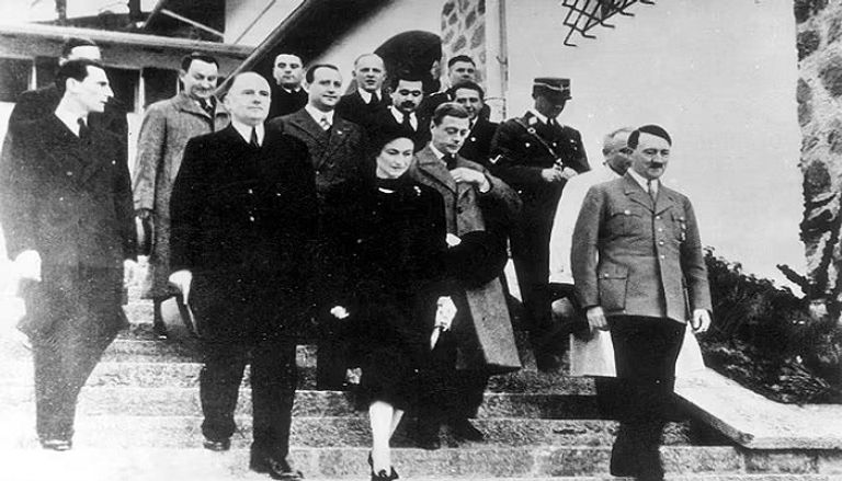 الملك جورج السادس والملكة الأم يتفقدان الأضرار عقب غارة جوية