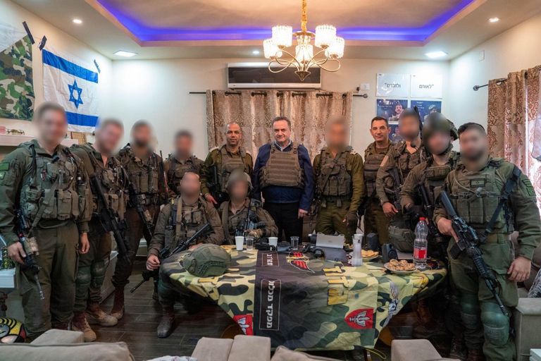 نتنياهو يلتقي جنودا إسرائيليين في منزل بمخيم طولكرم