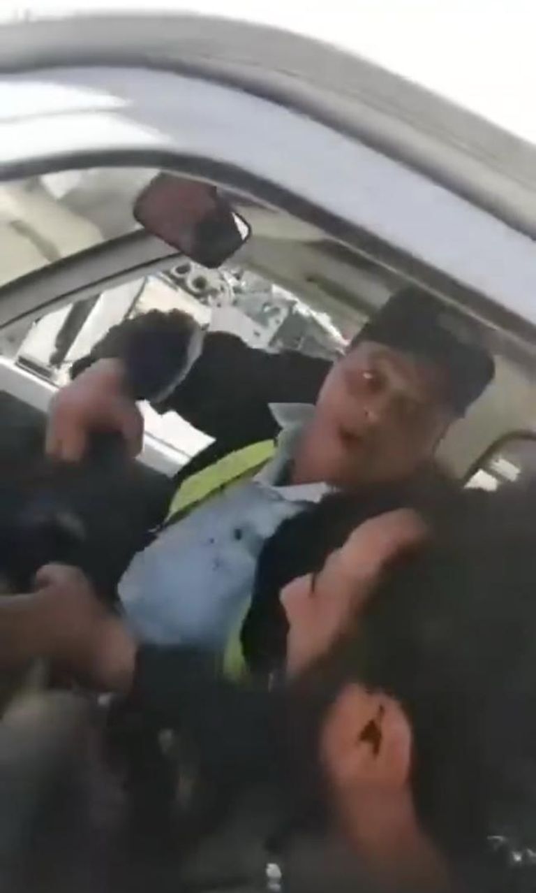 أحد عناصر الحوثي يعتدي على سائق بالضرب