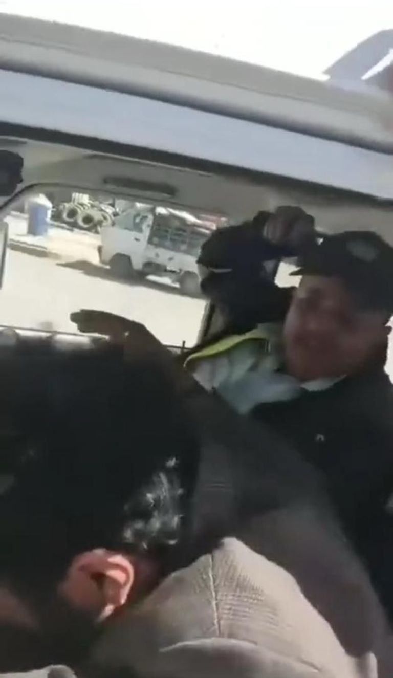 أحد عناصر الحوثي يعتدي على سائق بالضرب