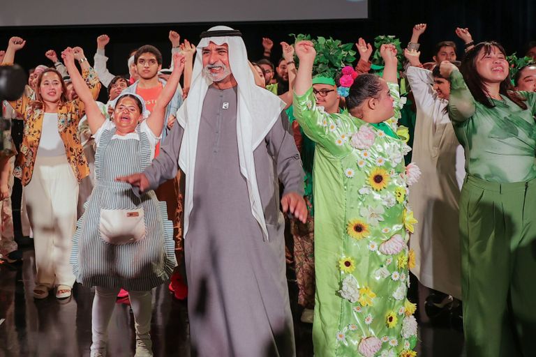 حضور العرض المسرحي