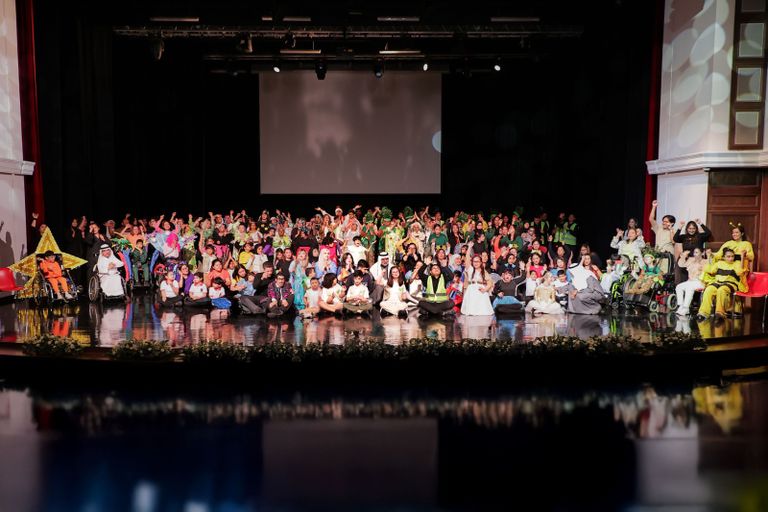 حضور العرض المسرحي