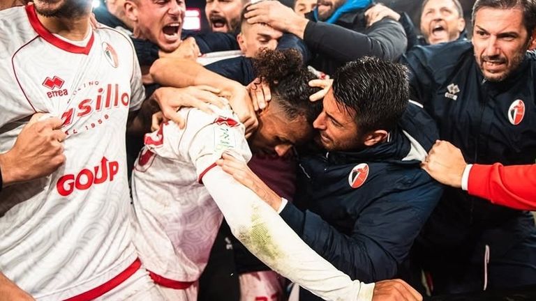 مهدي دورفال النجم الجزائري يوسف عطال