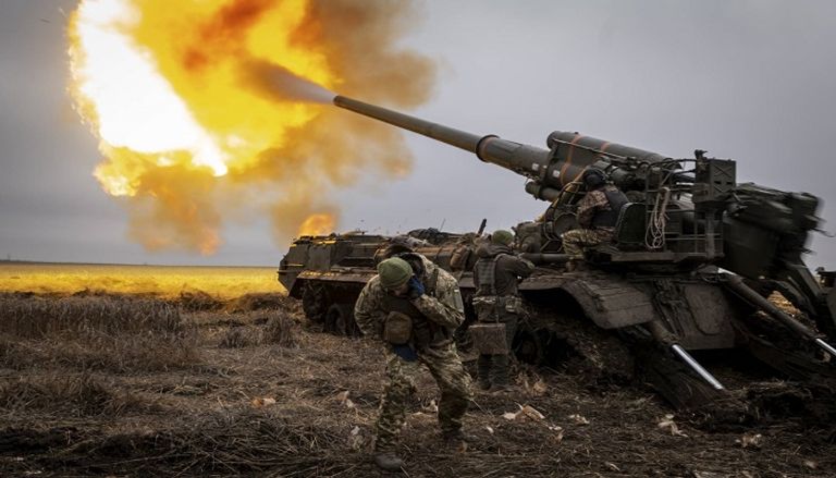 جنود أوكرانيون يطلقون قذائف هاون