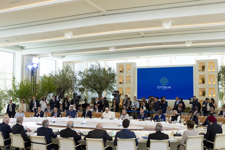 الشيخ محمد بن زايد آل نهيان وميلوني في لقاء سابق