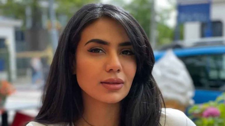 الفنانة السعودية لبنى عبدالعزيز