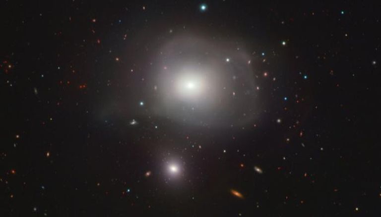 مجرة إهليلجية NGC 3640 تقع مباشرة فوق جارتها المجرية الأصغر NGC 3641