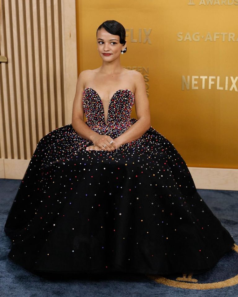 سيلينا غوميز باللون الأسود