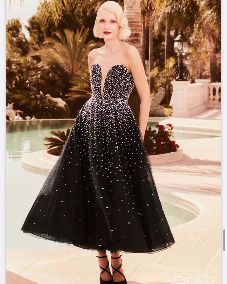 سيلينا غوميز باللون الأسود