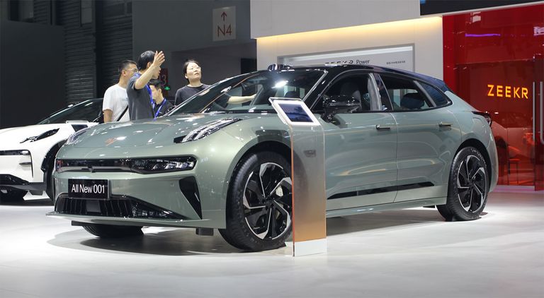 السيارات الكهربائية الصينية نموذج كهربائي من مرسيدس بنز