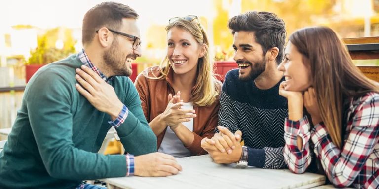 الابتسامة تعزز التأثير في الآخرين 