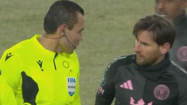 ليونيل ميسي والحكم الأرجنتيني ليونيل ميسي