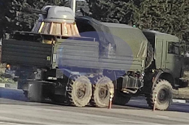 جندي أوكراني يتدرب على استخدام طائرة بدون طيار