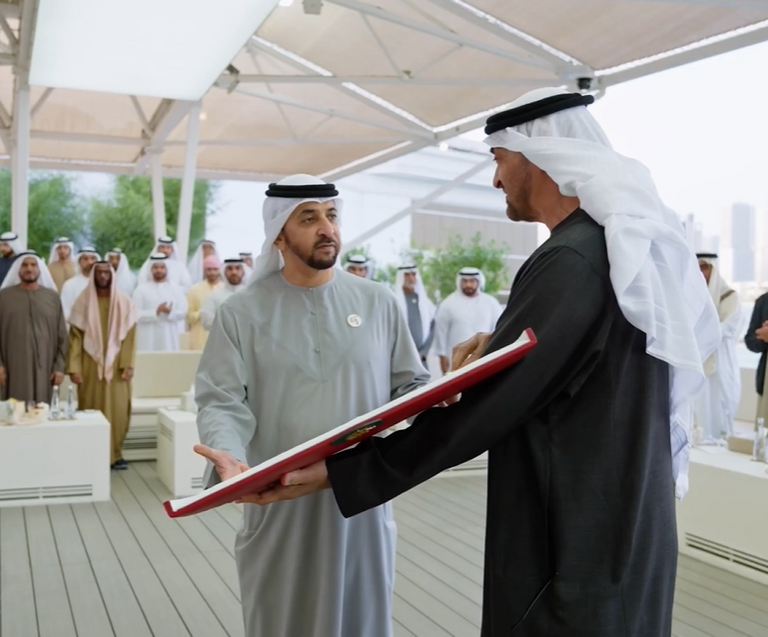 الشيخ محمد بن زايد آل نهيان يتوسط المكرمين