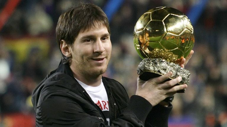 ليونيل ميسي مع الكرة الذهبية في عام 2009 البرازيلي الظاهرة رونالدو