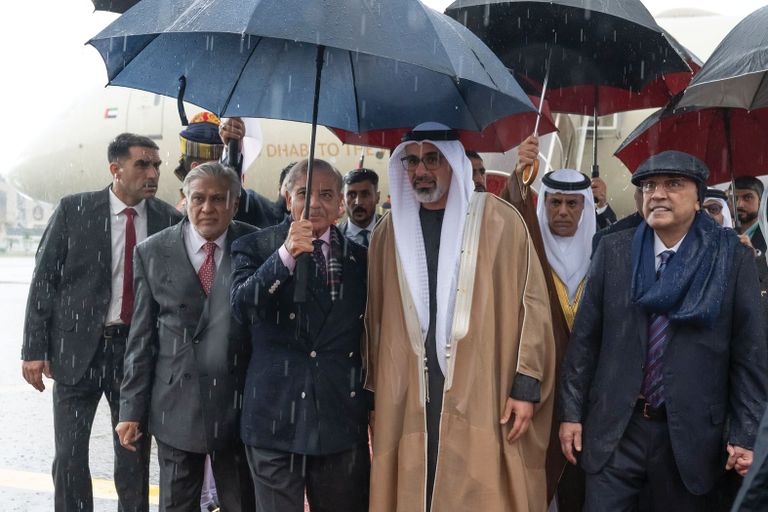 جانب من وصول الشيخ خالد بن محمد بن زايد آل نهيان إلى باكستان