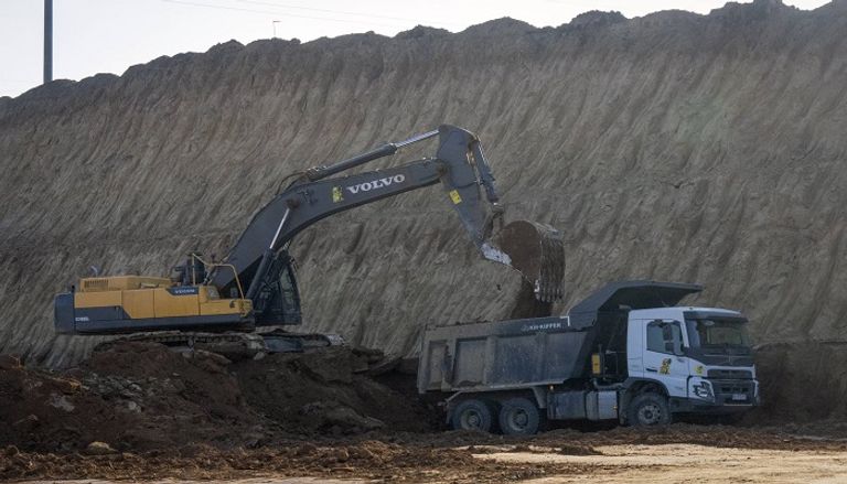 عملية بحث عن المعادن الأساسية