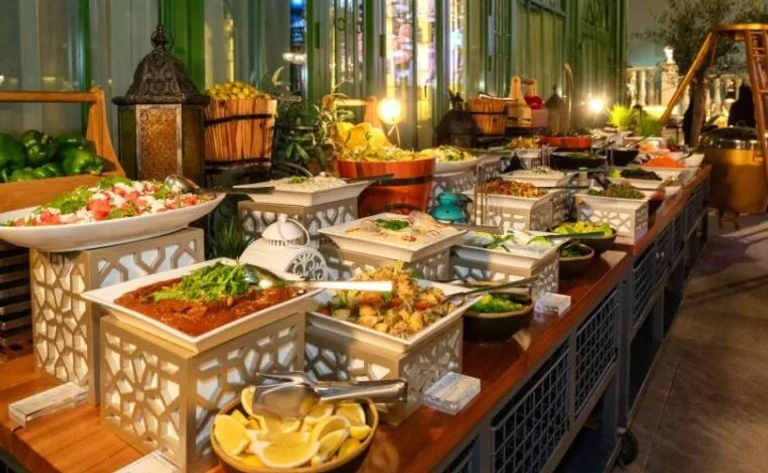 بوفيه إفطار رمضان في مطعم النافورة أحد أفضل الخيم الرمضانية في السعودية 2025