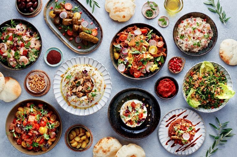 بوفيه رمضاني في مطعم نيالي أحد أفضل الخيم الرمضلانية في السعودية