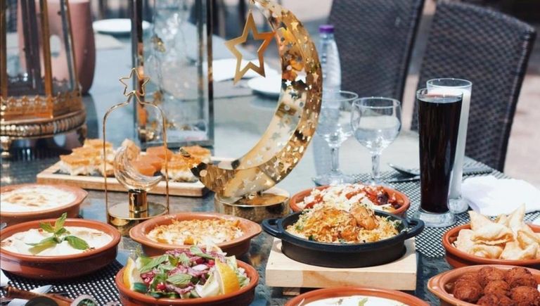 بوفيه رمضاني في مطبخ الواجهة البحرية أحد أفضل الخيم الرمضانية في السعودية 2025