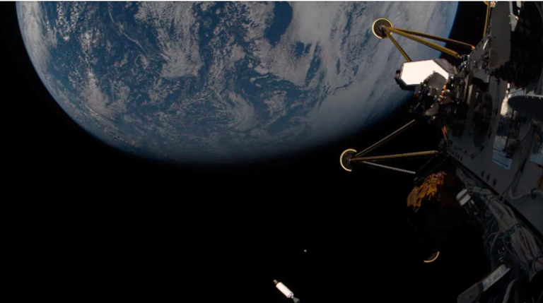 التقطت مركبة الهبوط أثينا هذه الصورة للأرض بعد وقت قصير من إطلاقها في 26 فبراير 2025. إطلاق مركبة