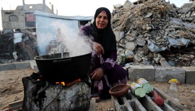 فلسطينية تجهز إفطار رمضان لعائلتها في غزة