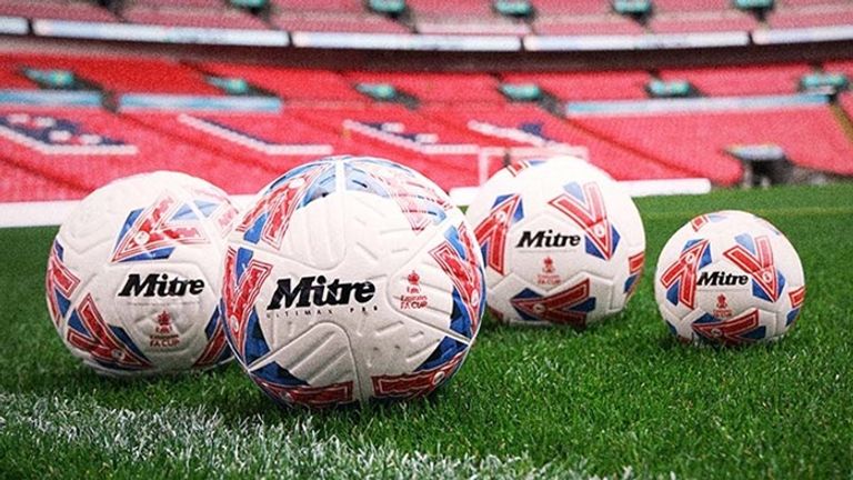 كرة الميتر الإسباني بيب غوارديولا