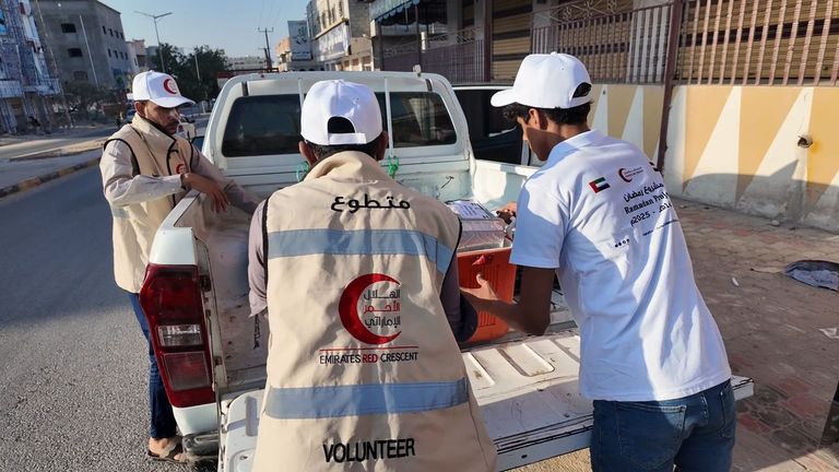 توزيع وجبات إفطار الصائم في مدينة المكلا