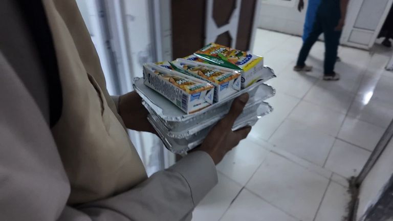 توزيع وجبات إفطار الصائم في مدينة المكلا