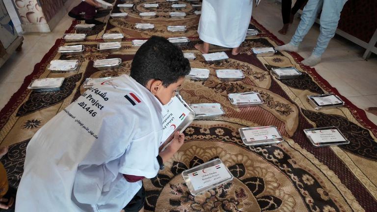 توزيع وجبات إفطار الصائم في مدينة المكلا