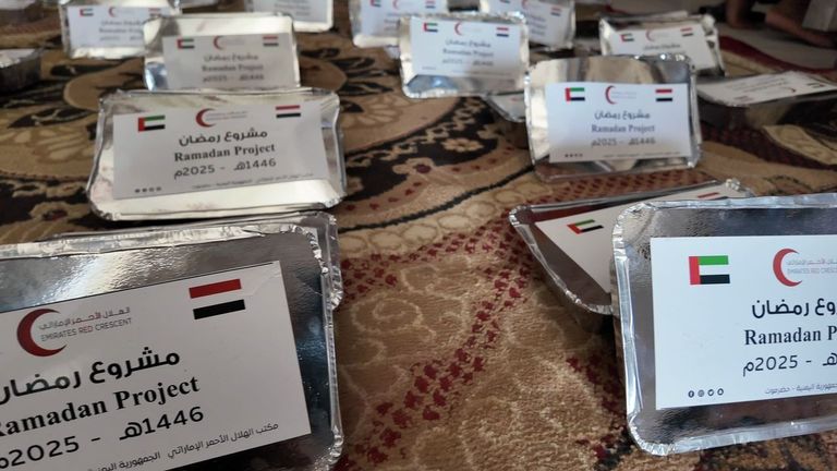 توزيع وجبات إفطار الصائم في مدينة المكلا