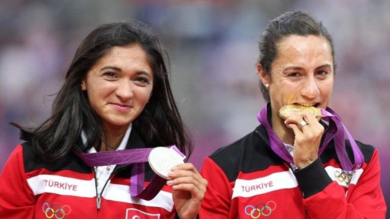 التركيتين شاكر ألبتكين وجامزي بولوت الروسية تاتيانا توماشوفا