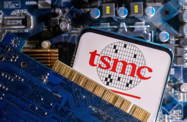 شعار شركة TSMC التايوانية لأشباه الموصلات وخريطة الولايات المتحدة