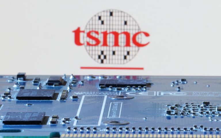 شعار شركة TSMC التايوانية لأشباه الموصلات وخريطة الولايات المتحدة