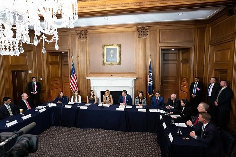 ميلانيا ترامب تدعم قانون "إحذف الصورة" ميلانيا ترامب تدعم مشروع قانون «احذف الصورة»