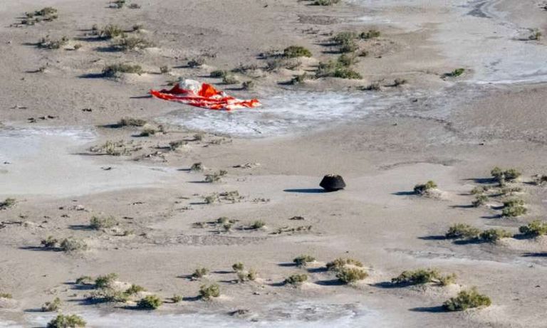 الكبسولة بعد وقت قصير من هبوطها في صحراء يوتا في 24 سبتمبر 2023